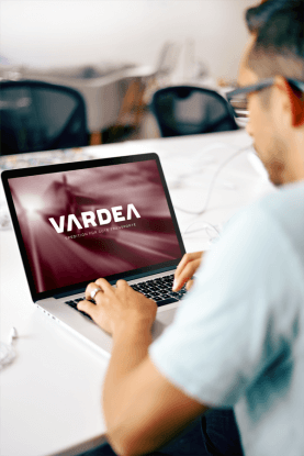 vardea Logo im Laptop